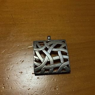 Colgante con diseño entrelazado plata