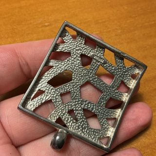 Colgante con diseño entrelazado plata