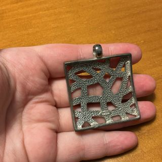 Colgante con diseño entrelazado plata