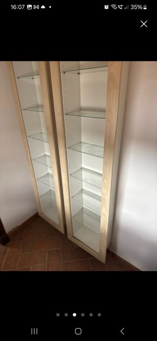 2 estanterias de madera y cristal