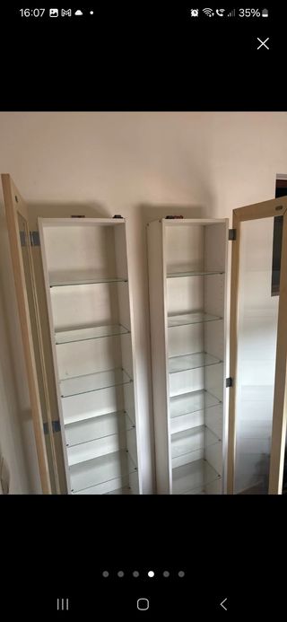 2 estanterias de madera y cristal