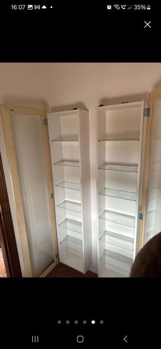 2 estanterias de madera y cristal