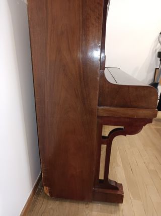 Piano vertical de madera oscura