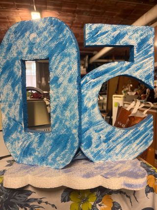 Numero 50 decorato con impronte zampa