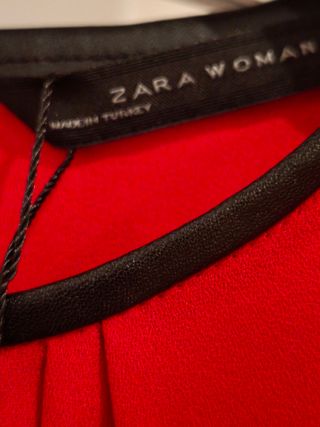 Blusa Zara Roja Talla XS con Puños Polipiel
