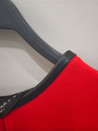Blusa Zara Roja Talla XS con Puños Polipiel