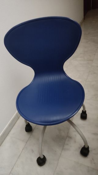 Silla de escritorio azul con ruedas.