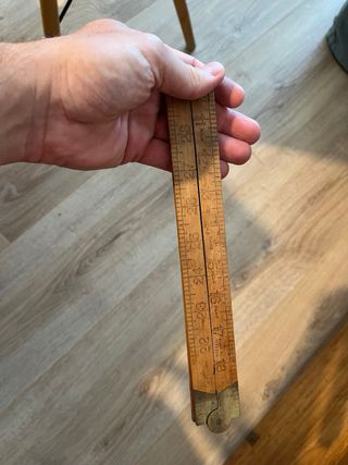 Metro de madera plegable antiguo