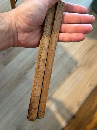Metro de madera plegable antiguo