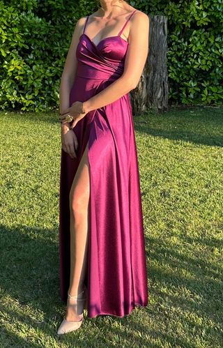 Vestido de fiesta vino con abertura