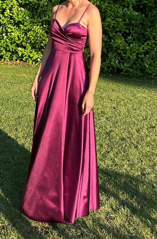 Vestido de fiesta vino con abertura