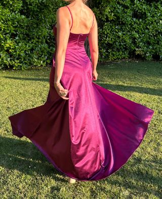 Vestido de fiesta vino con abertura