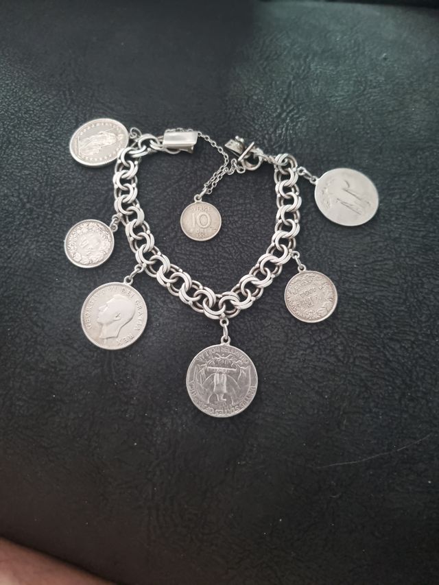 Pulsera de plata con monedas