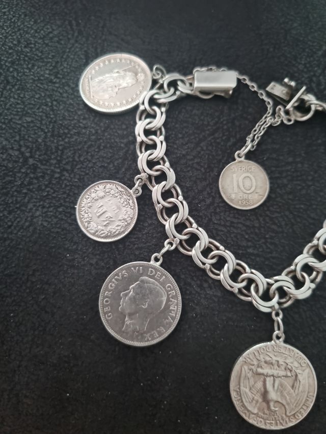 Pulsera de plata con monedas