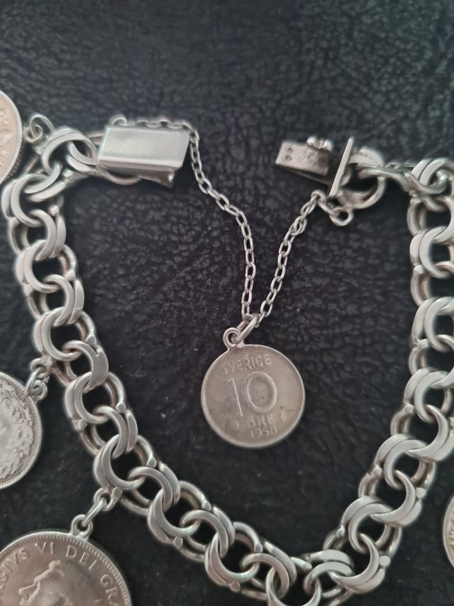 Pulsera de plata con monedas