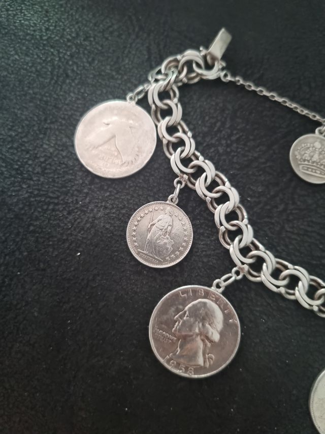Pulsera de plata con monedas
