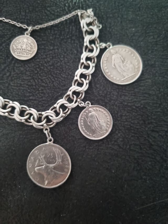 Pulsera de plata con monedas