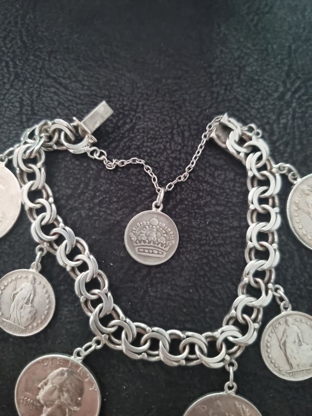 Pulsera de plata con monedas