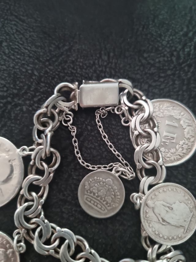 Pulsera de plata con monedas