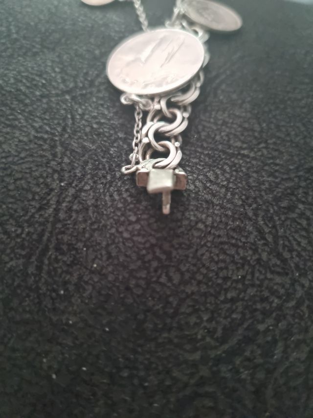 Pulsera de plata con monedas