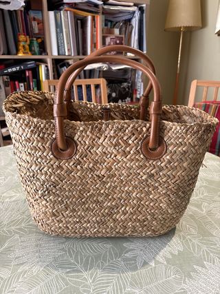 Bolso de rafia con asas de cuero