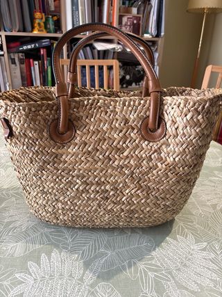 Bolso de rafia con asas de cuero