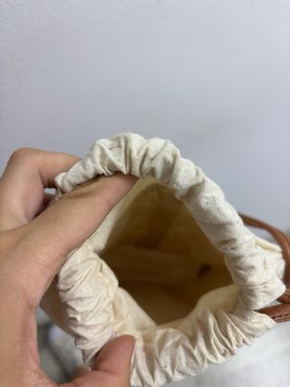 Bolso de paja con detalle de flores