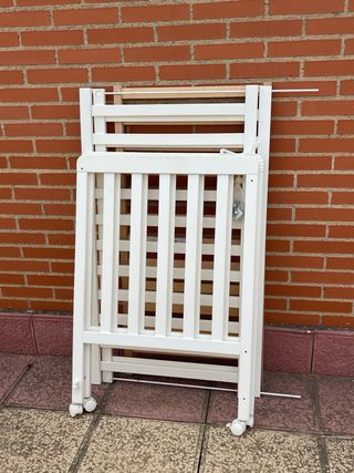 Cuna de bebé blanca plegable
