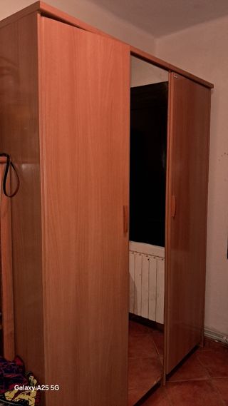 Armadio in legno a 3 ante