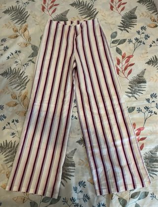 Pantalón de rayas morado, blanco y rosa