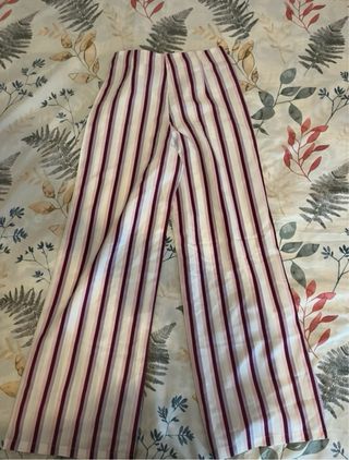 Pantalón de rayas morado, blanco y rosa