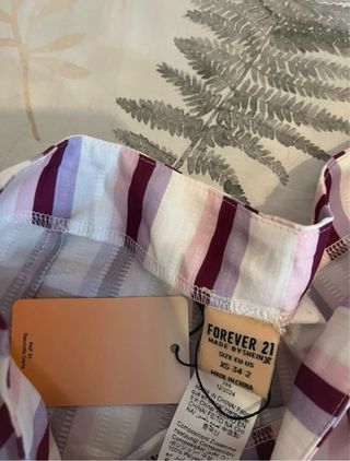 Pantalón de rayas morado, blanco y rosa
