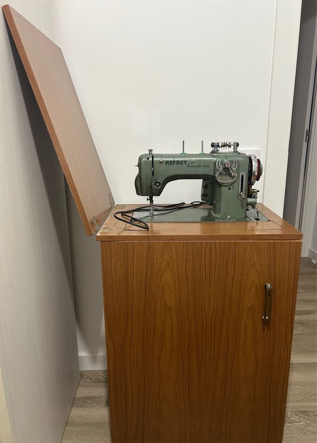 Máquina de coser Refrey Transforma con mueble