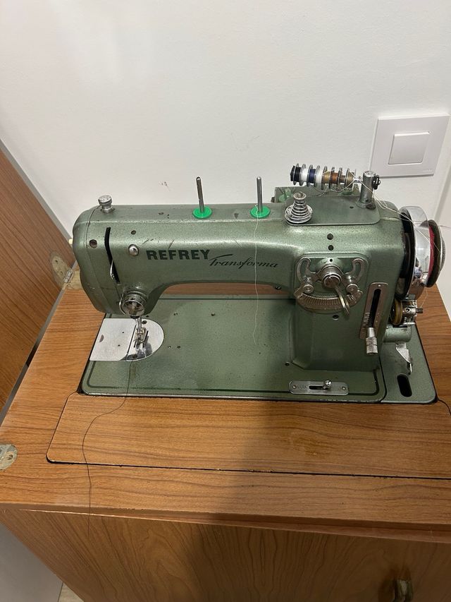 Máquina de coser Refrey Transforma con mueble