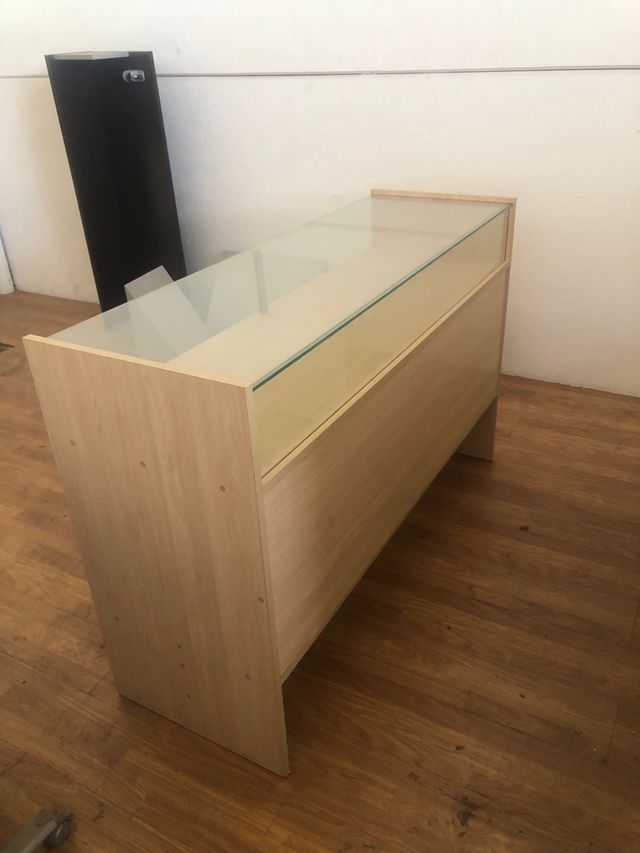 Mostrador de madera con cristal