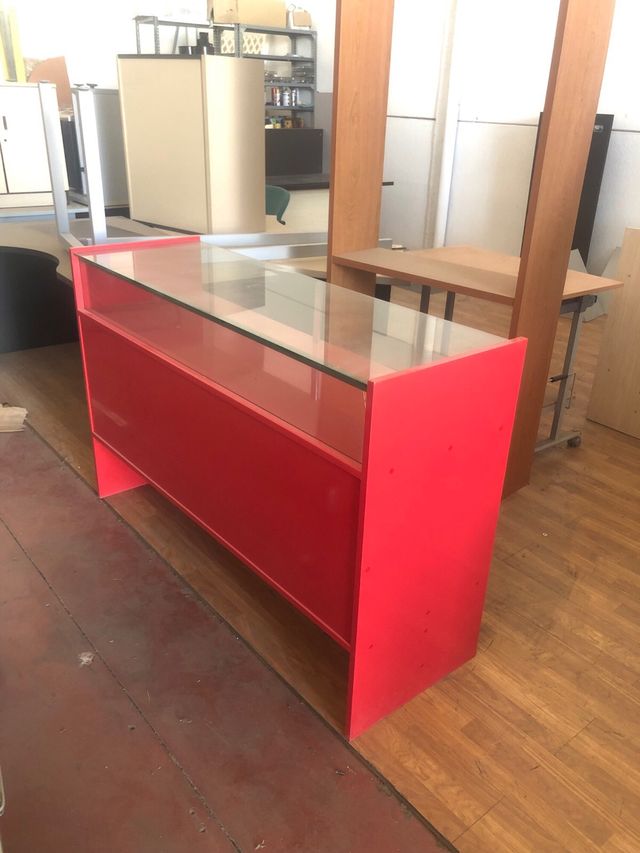 Mostrador de madera con cristal