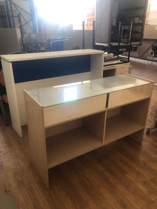 Mostrador de madera con cristal