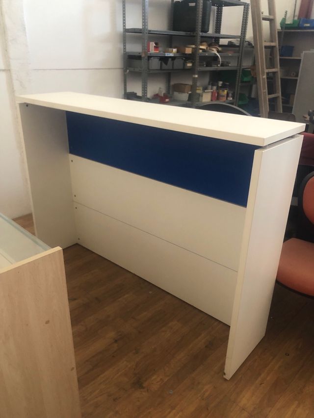 Mostrador de madera con cristal