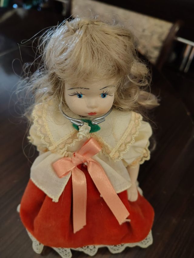 Bambola di porcellana con piedistallo