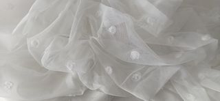 3 metros. Tela de tul con flores. 