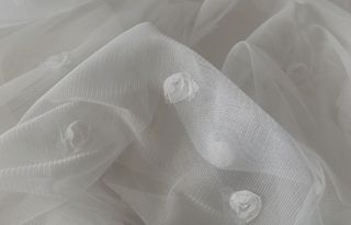 3 metros. Tela de tul con flores. 