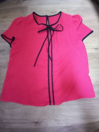 Camisa roja manga corta con lazo negro