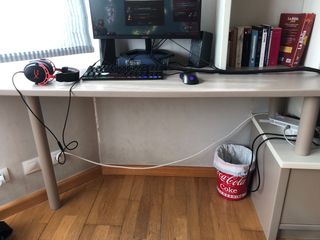 Escritorio, Estantería y Mesilla (sólo los muebles