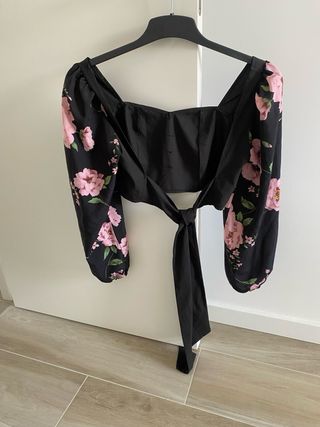 Blusa corta floral negra y rosa