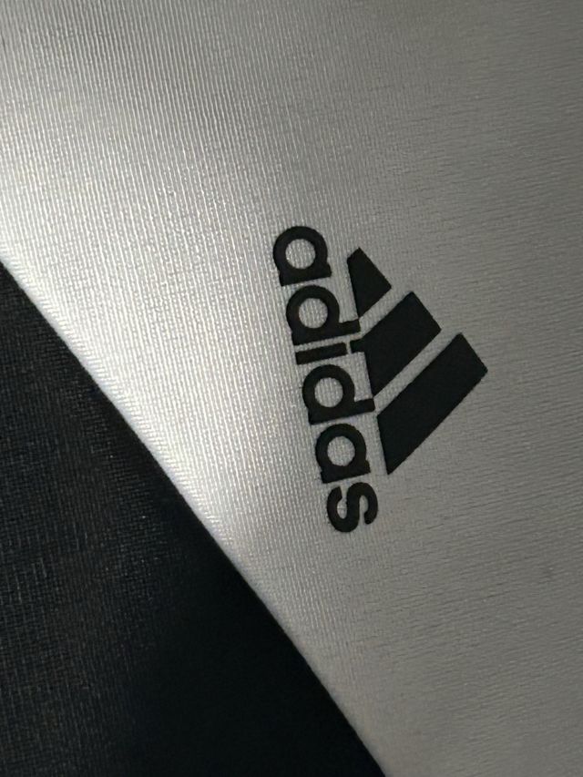 Felpa Adidas nera e bianca