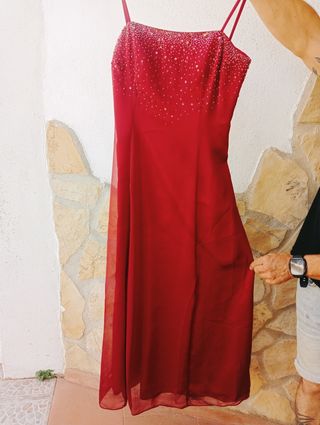 Vestido de fiesta rojo con pedrería
