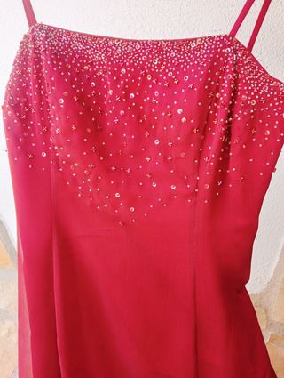 Vestido de fiesta rojo con pedrería