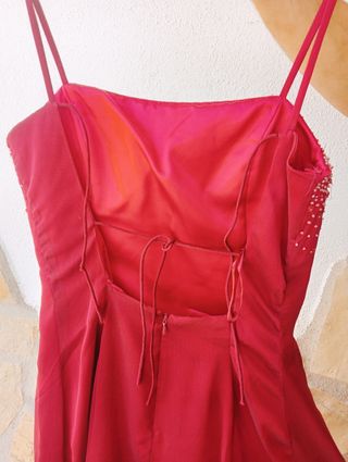 Vestido de fiesta rojo con pedrería