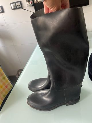 Botas de agua negras usadas una vez 