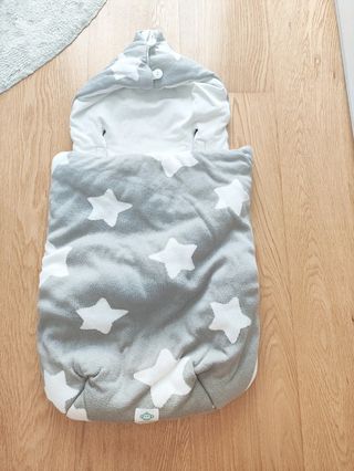 Saco bebé estrellas gris y blanco